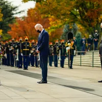 Președintele SUA a depus o coroană de flori la cimitirul veteranilor. FOTO: Facebook