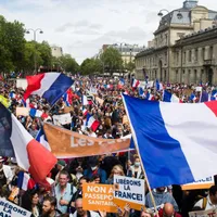 Peste 230.000 de oameni au protestat în 150 de orașe din Franţa. / Foto: bloomberg.com