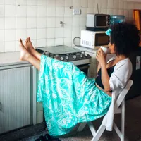 Femeie relaxată bându-şi cafeaua, în bucătărie - Foto: Pexels/Belén Montero I presetspix.etsy.com