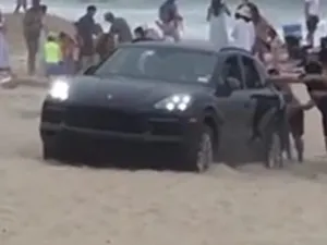 Un șofer s-a dat șmecher cu Porsche Cayenne pe plajă. / Foto: captură video