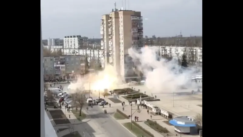 VIDEO Armata rusă a dispersat un miting trăgând în muțimea pașnică. Au fost explozii puternice