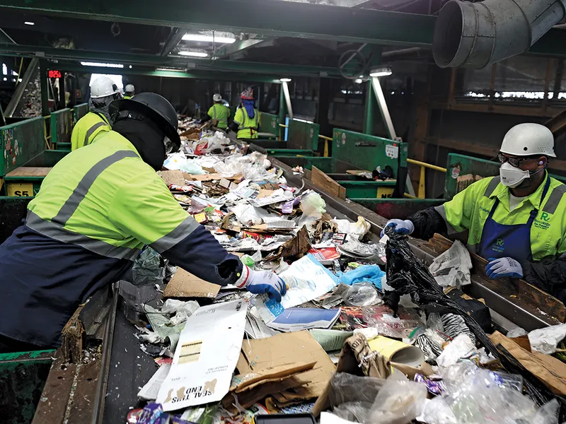 MUNCĂ DE FĂCUT Operatorii scot pungile de plastic în timp ce sortează materialele reciclabile. În ritmul actual, deșeurile din plastic aproape se vor dubla până în 2050