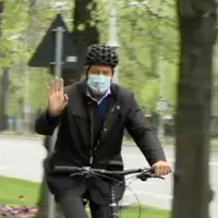 Preşedintele Klaus Iohannis s-a alăturat campaniei "Vinerea Verde" şi s-a deplasat cu bicicleta spre Palatul Cotroceni. / Foto: digi24.ro