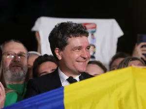 Nicuşor Dan urmăreşte exit-poll-urile, în mijlocul susţinătorilor - Foto: INQUAM PHOTOS/Adriana Neagoe