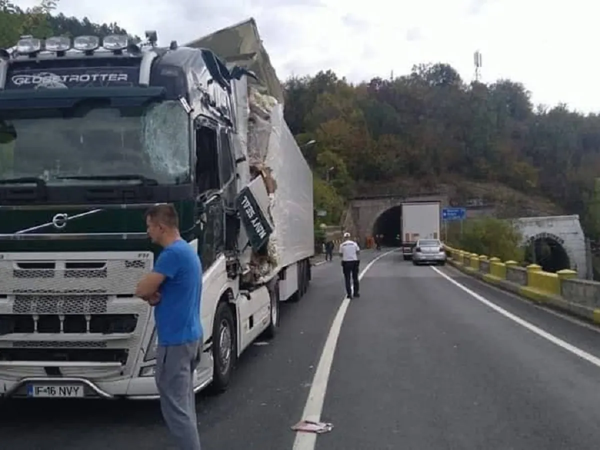 Accident grav! Două TIR-uri s-au „agățat” în Tunelul Bahna de pe DN6 - Foto: Facebook/Info Trafic 24
