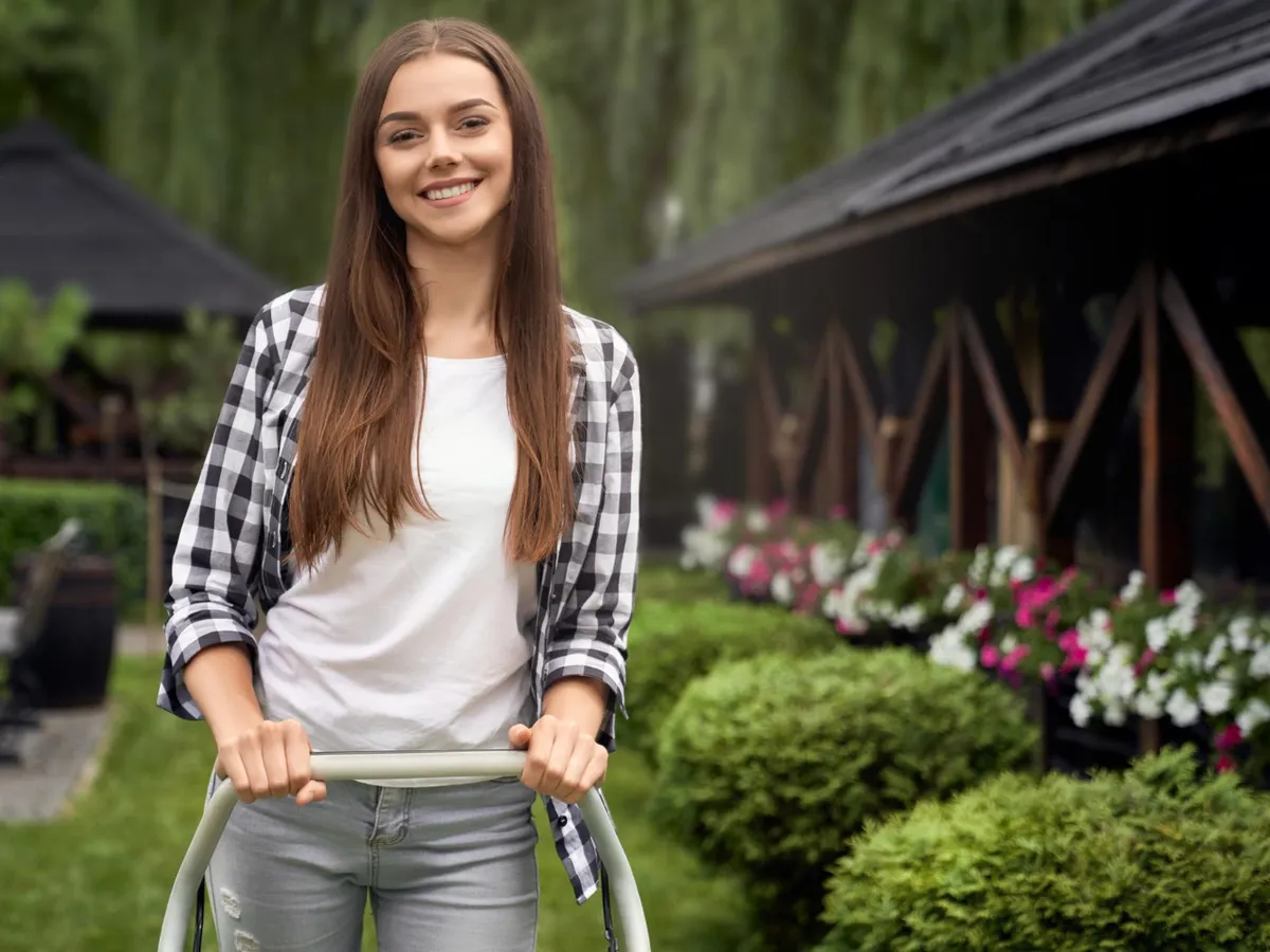 5 tipuri de buruieni pe care să nu le elimini din curtea ta. Ce beneficii au pentru sol?