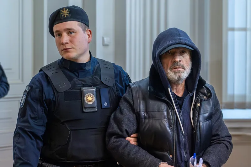 Ofițeri de poliție escortează suspecții &icirc;n timpul primei audieri &icirc;n proces privind explozibilii trimiși prin DHL - Foto: Profimedia Images