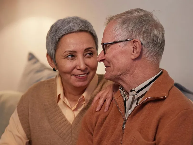 Cuplu de pensionari uitându-se unul în ochii celuilalt - Foto: Pexels/Marcus Aurelius