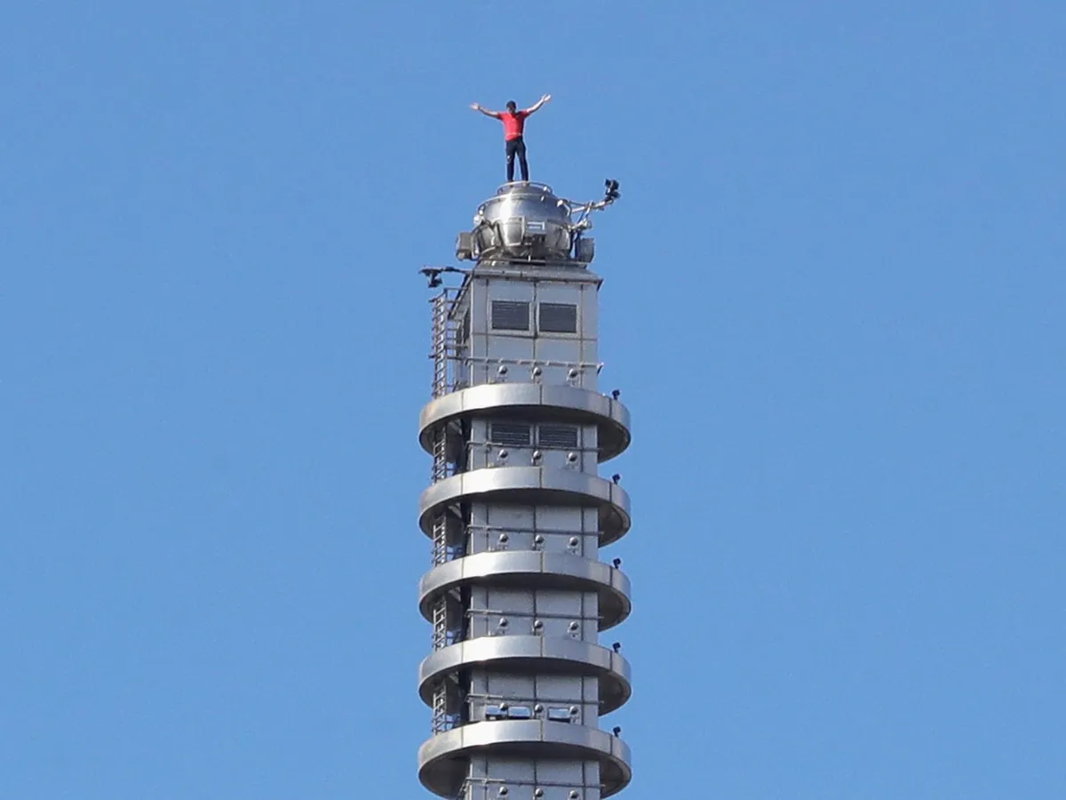VIDEO Alpinistul Alex Honnold a cucerit zgârie-norul Taipei 101 fără corzi. S-a cățărat 508 metri în 90 minute