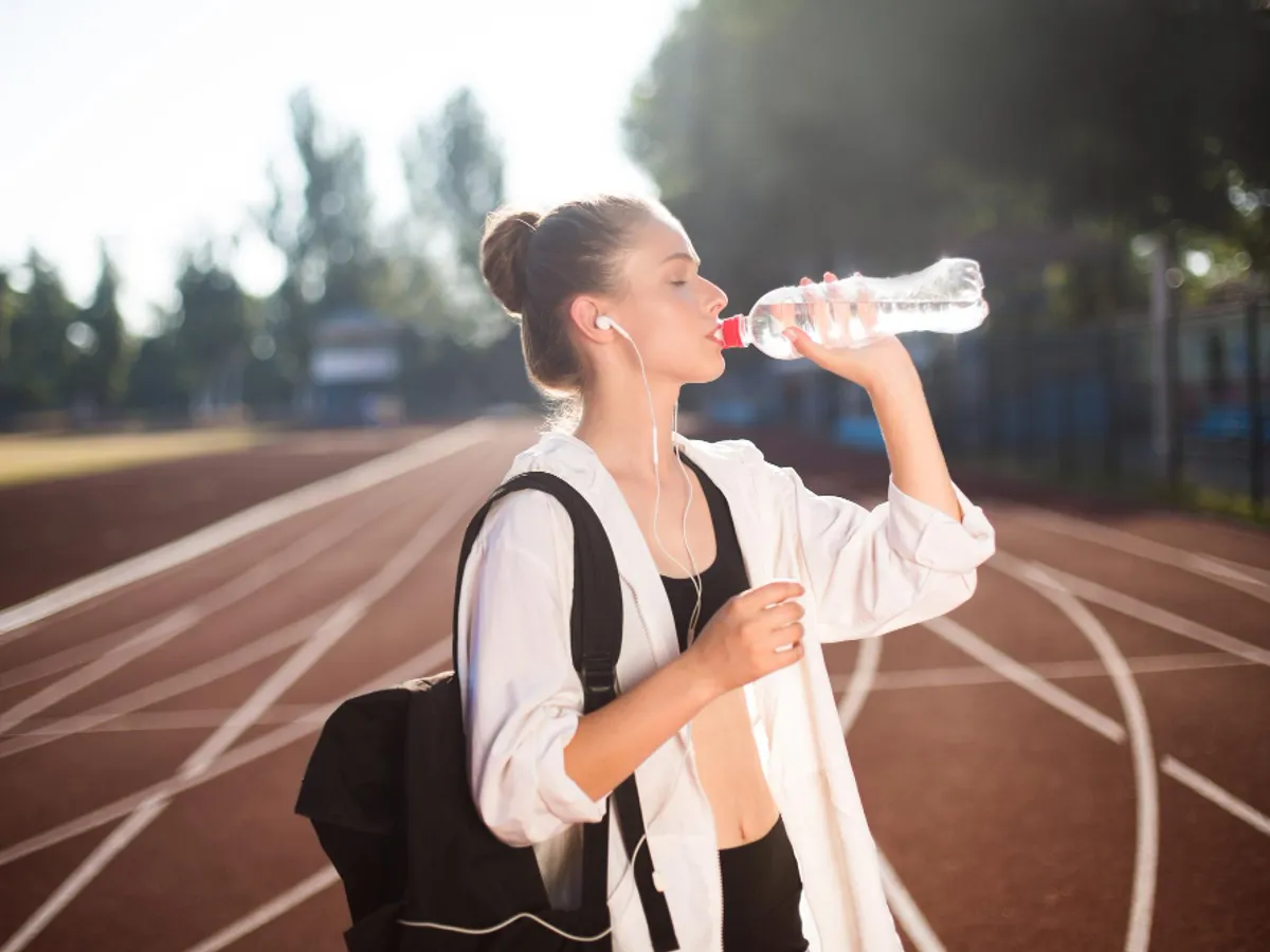 O sportivă bea apă - Foto: Freepik (rol ilustrativ)
