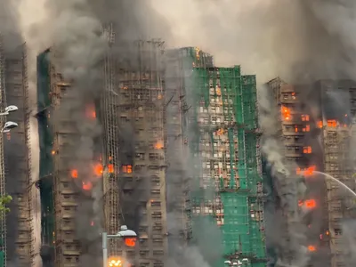 VIDEO Incendiu devastator la un complex rezidențial din Hong Kong. Patru persoane au murit - Foto: captură video