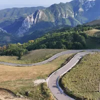 Cum arată un drum nou de 80 km care străbate crestele unui munte din România? A costat 73.000.000 € - Foto: Captură Youtube