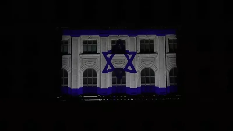 Steagul Israelului, proiectat pe Palatul Parlamentului, în semn de solidaritate - Foto: Captură de ecran/