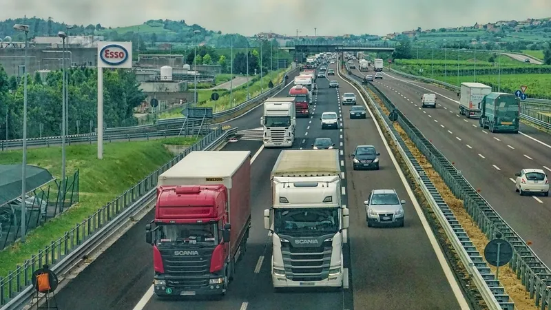 Mașini în depășire pe autostradă Foto: Pixabay.com (imagine cu rol ilustrativ)