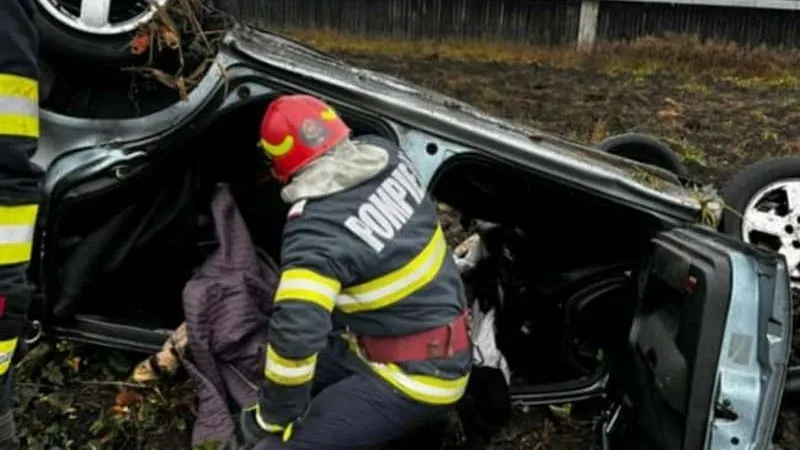 O mașină furată, descoperită răsturnată pe un câmp din Neamț, cu doi bărbați morți înăuntru. / Foto: Info Trafic 24