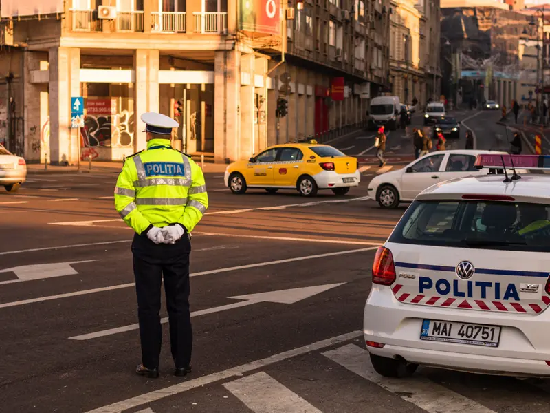 Șofer fără permis și cu o mașină furată, accident fix cu autospeciala de poliție care îl urmărea - Foto: shutterstock / imagine cu caracter ilustrativ