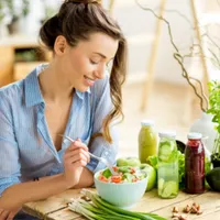 Trucul pentru cea mai bună salată boeuf! Ingredientul secret din grădină pe care trebuie să îl pui - Foto: Istock / imagine cu rol ilustrativ