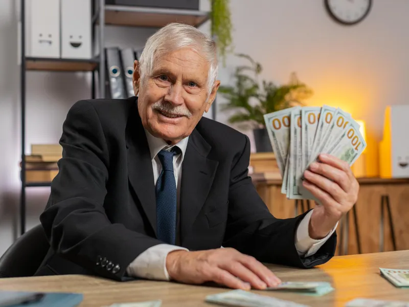Pensionar fericit și plin de bani - Foto: Freepik