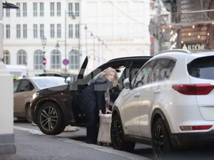 Dacă ești fostă Miss România și ai BMW X3 poți să sari și bordura ca să parchezi - Foto: spynews.ro