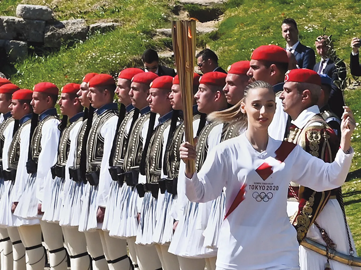 Pentru prima dată,  Flacăra Olimpică a fost preluată de o femeie, la o ceremonie fără spectatori, din cauza coronavirusului - Foto: Getty Images