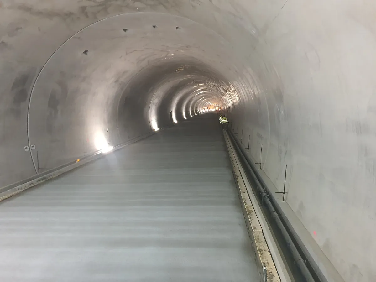 A fost finalizată turnarea betonului rutier în tunelul Curtea de Argeş - Foto: Facebook / Irinel Ionel Scriosteanu