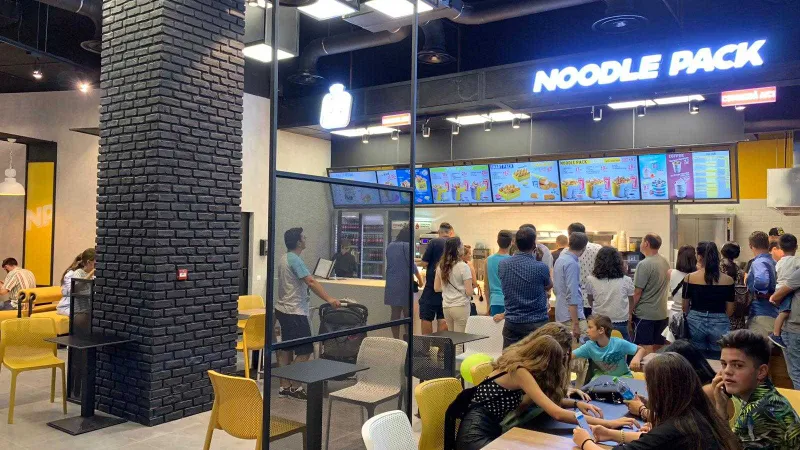 Un cunoscut lanț românesc de Fast-Food-uri, în insolvență. Are 36 de locații și 400 de angajați - Foto: Facebook / Noodle Pack