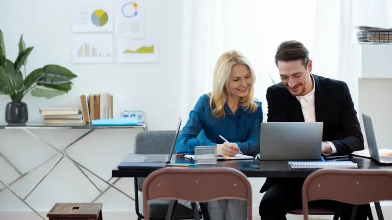Câte sute de lei în plus la salariu dacă muncești în weekend și după program? Câte zile libere ai? - Foto: Freepik