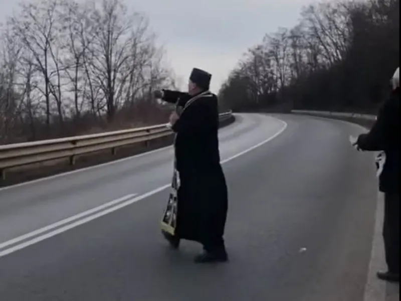 „Curba morții”, de la ieșirea din Onești spre Bacau, sfințită de un preot. / Foto: captură video