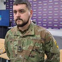 Șeful Departamentului de comunicare al Cartierului General din Mariupol, maior în Detașamentul de Operațiuni Speciale Azov este supranumit „Molfar„