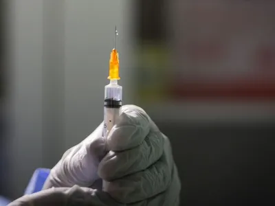 Tipul vaccinului anti COVID și o estimare a timpului de așteptare, afișate de la 1 aprilie. Foto Inquam Photos/Octav Ganea