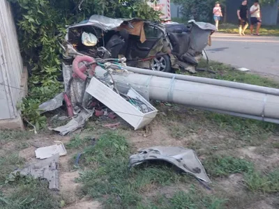 Ce a rămas dintr-un BMW după ce a rupt un stâlp de beton. Șoferul și un pasager au murit pe loc - Foto: Facebook/Info Trafic 24