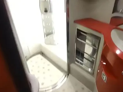 VIDEO A apărut un România un tren privat în care primeşte sandviş, apă de băut şi ai cabină de duş - Foto: captură video Facebook