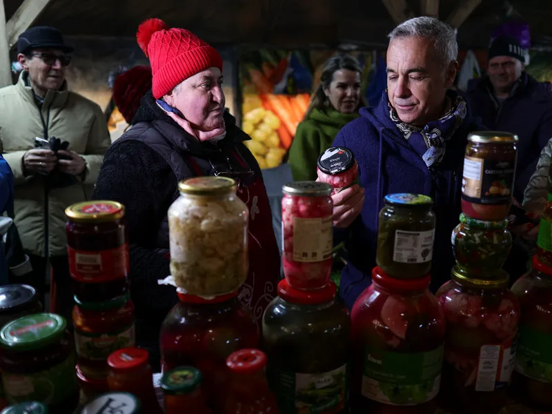 Călin Georgescu a purtat geacă de Mufflon de 1.200 lei, la piață să își ia produse tradiționale - Foto: INQUAM PHOTOS / Octav Ganea