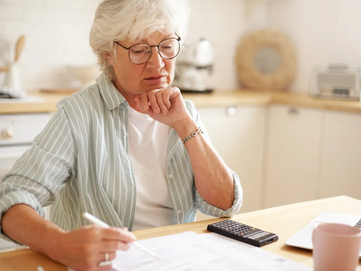 Ajutorul la pensie pe octombrie pentru facturi, virat, astăzi, pensionarilor. Cum verifici?