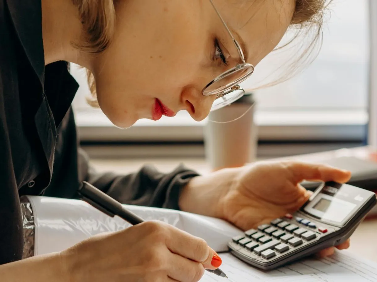 Femeie făcând calcule complicate - Foto: Pexels/Mikhail Nilov