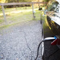 Mașină electrică la încărcat - Foto: Profimedia