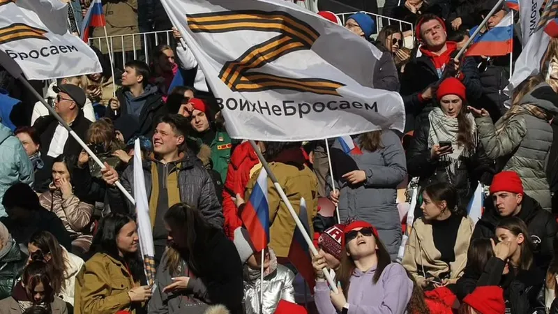 La mitingul lui Putin s-a cântat: „Ucraina și Crimeea, Belarus și Moldova, este toată țara mea”/foto: bbc