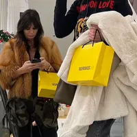 FOTO Dana Budeanu, fără mască într-un mall din Marea Britanie, țară cu 50.000 cazuri COVID pe zi / Daily Mail