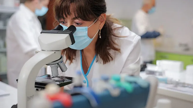 Cercetările științifice arată că un test rapid făcut de două ori pe săptămână este mult mai eficient decât unul PCR/FOTO: DDS Diagnostic