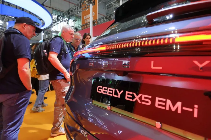 Acum 10 - 15 ani, producătorul auto chinez Geely venise în Europa cu nişte maşini comice. Acum, lucrurile s-au schimbat total - Foto: Profimedia Images