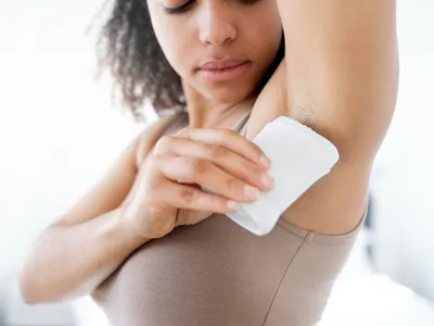 Femeie care folosește un deodorant stick - Foto: Freepik (rol ilustrativ)