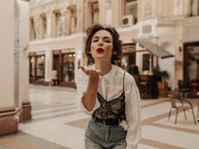 Femeie atrăgătoare pe o stradă pietonală din Italia - Foto: Magnific/lookstudio