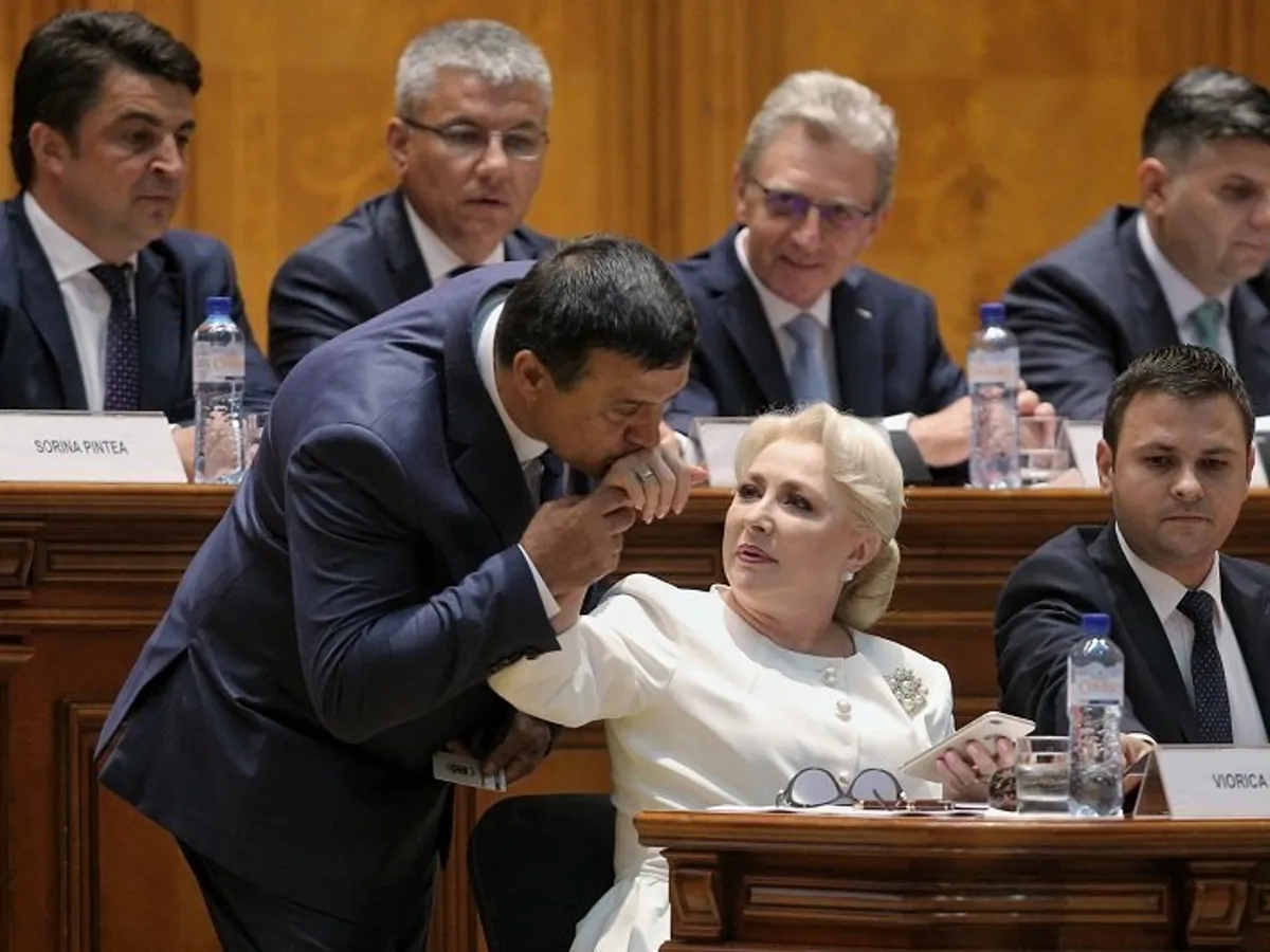 Niculae Bădălău, sărutându-i mâna Vioricăi Dăncilă, la moțiunea de cenzură a opoziției, din iunie. Sursa foto: Inquam Photos - George Călin