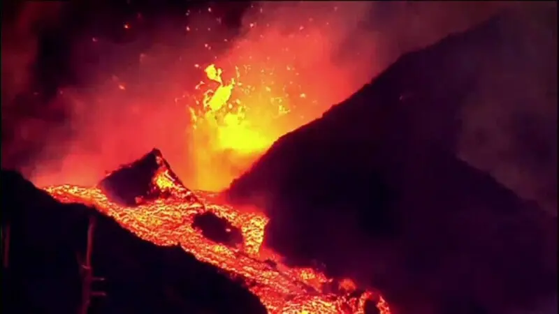 Lavă incandescentă se scurge din vulcanul La Palma în timp ce faza explozivă se intensifică / Pro TV