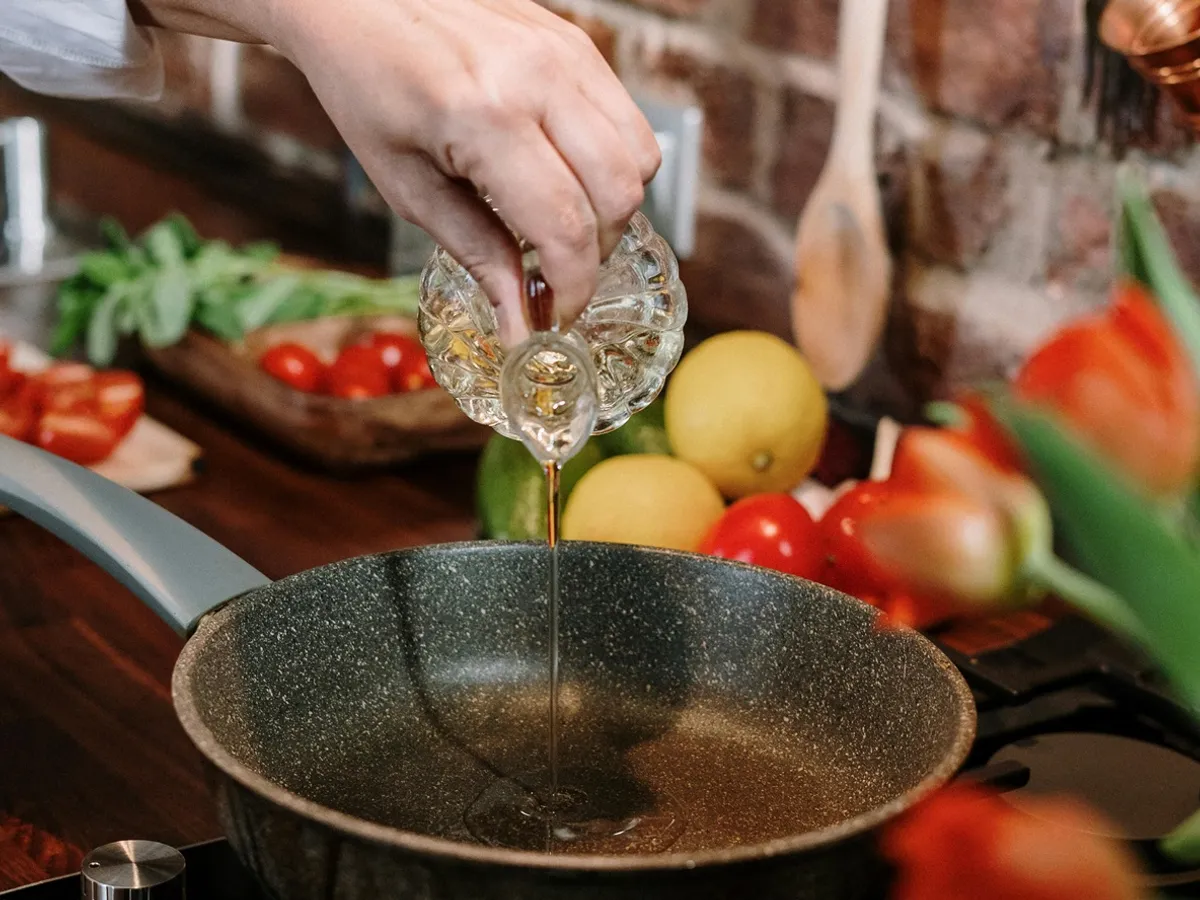 Este periculos să gătești cu ulei de măsline? Adevărul despre toxicitatea lui la temperaturi mari: FOTO - Pexels(imagine cu rol ilustrativ)