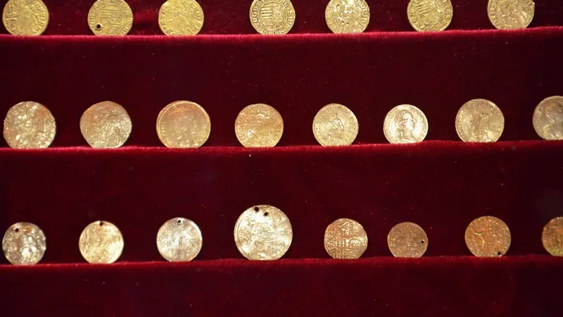 Ce recompensă va primi un bărbat care a găsit un tezaur de monede romane - Foto: Muzeul Civilizaţiei Dacice şi Romane Deva (cu rol ilustrativ)