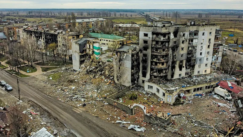 O clădire rezidențială distrusă, fotografiată în aprilie 2022, în Borodyanka, Ucraina
