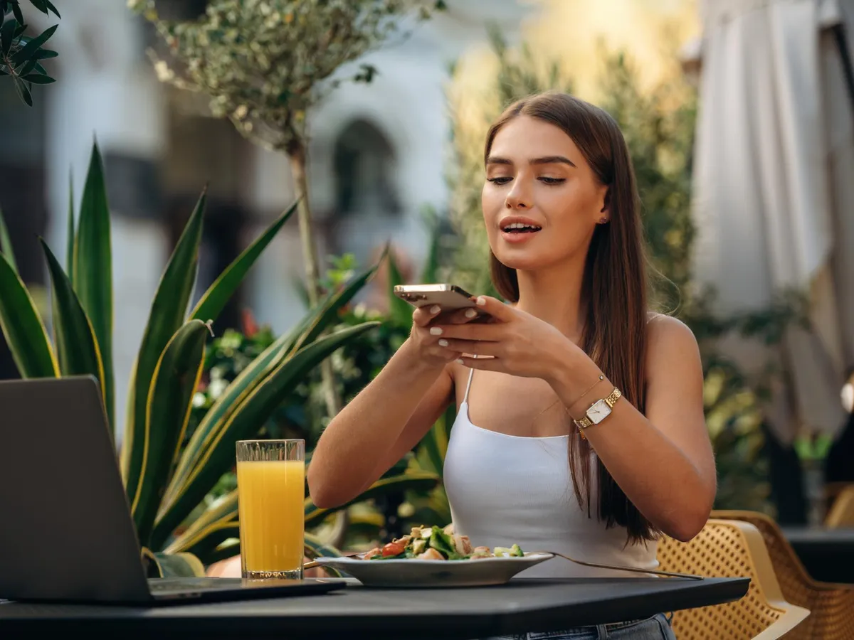 O tânără este afară, în restaurant - Foto: Magnific.com (Imagine cu rol ilustrativ)