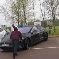 Un taximetrist a parcurs 700.000 km cu o mașină electrică Tesla Model S. Cu cât s-a degradat bateria - Foto: captură video