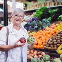Pensionară la pensie la market - Foto: Freepik (Imagine cu rol ilustrativ)